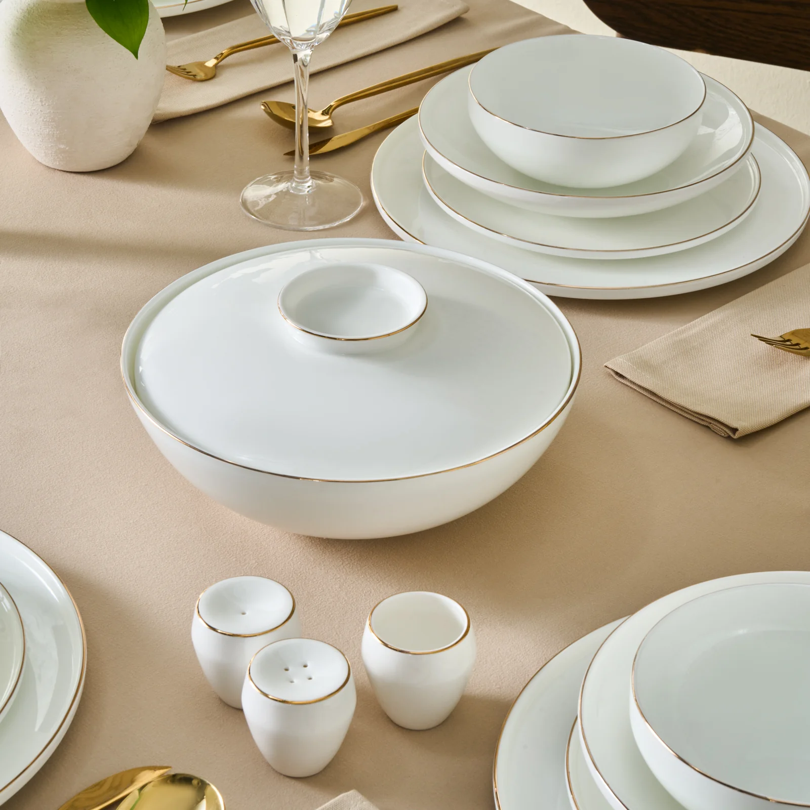 Karaca Fine Bone Meridian 55-delige Eetserviesset voor 12 Personen Goud - Image 4