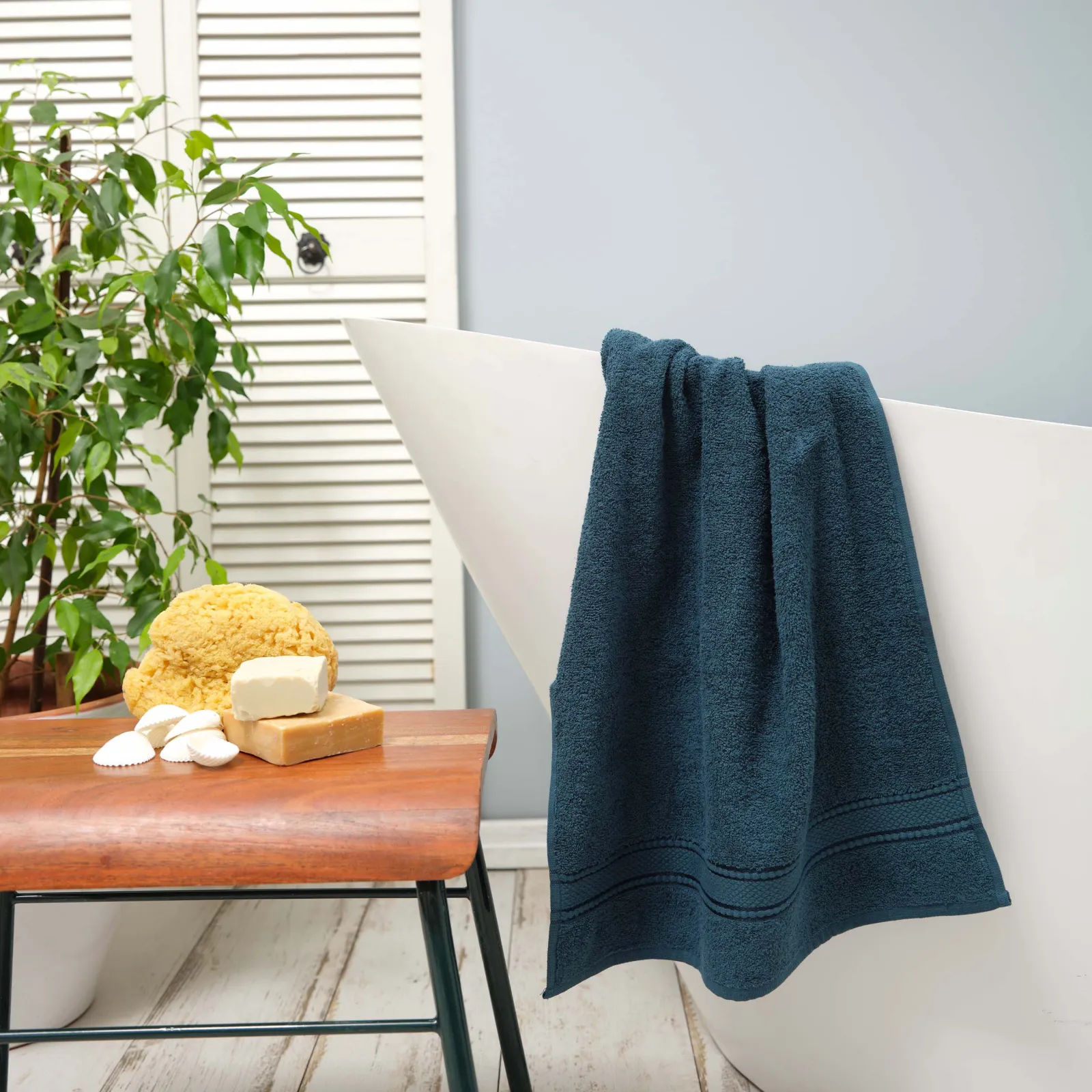 Karaca Home Daily Soft donkerblauwe handdoek van 100% katoen 50x90 cm