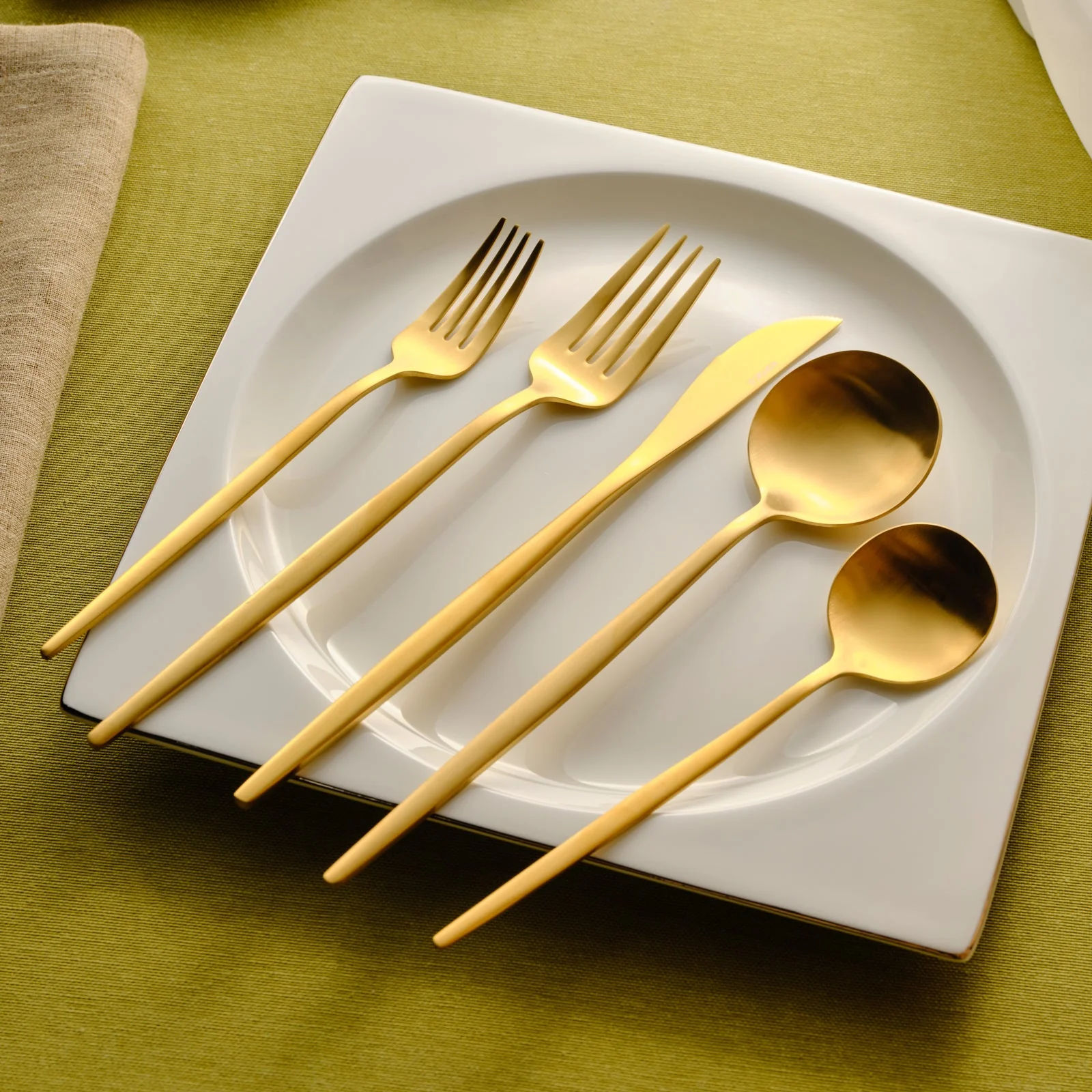 Karaca Orion Matte Gold 12-Persoons 60-Delig Bestekset - Image 3