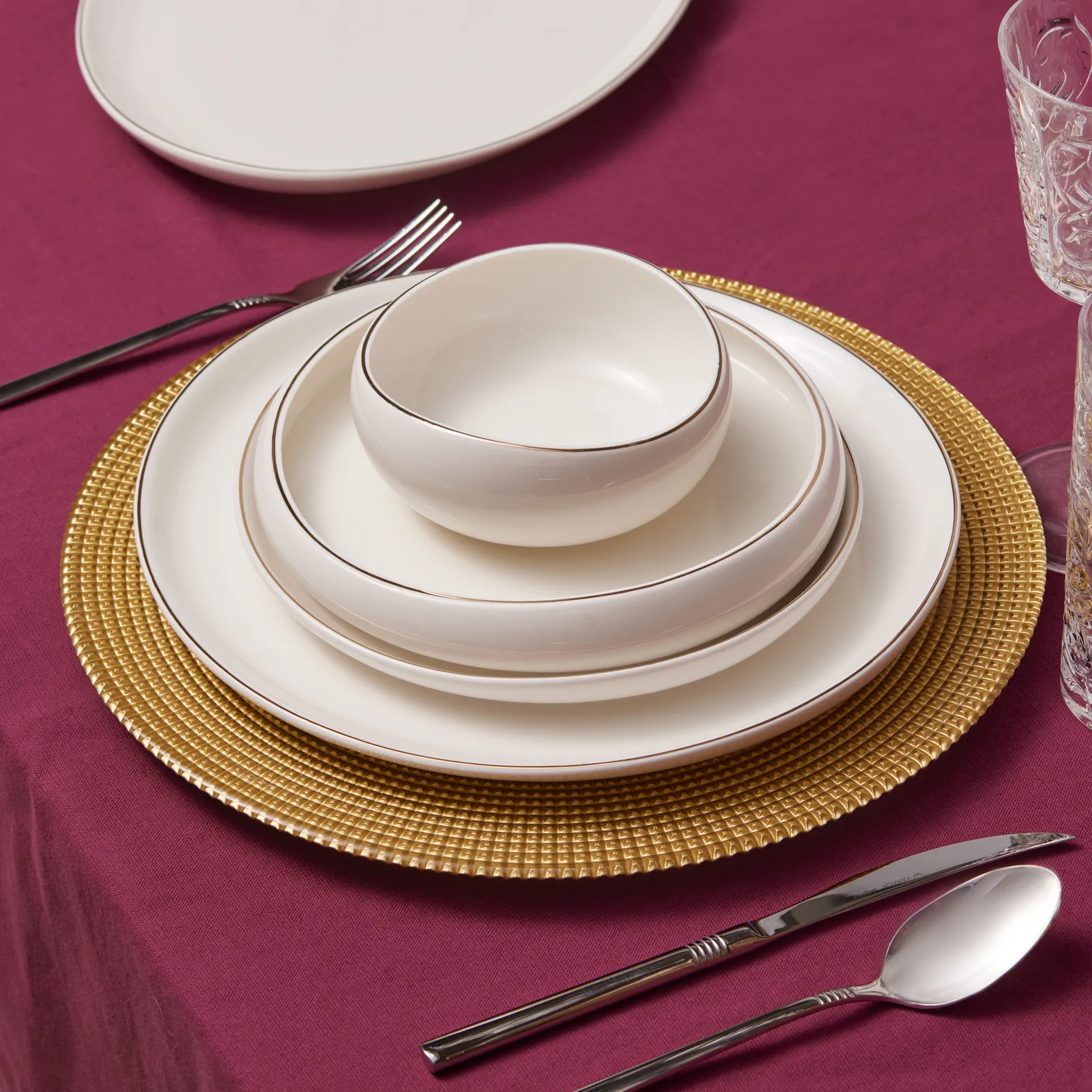 Karaca Red Carpet Collection Streamline Hole Gold - 59-delig porseleinen servies voor 12 personen - Image 15