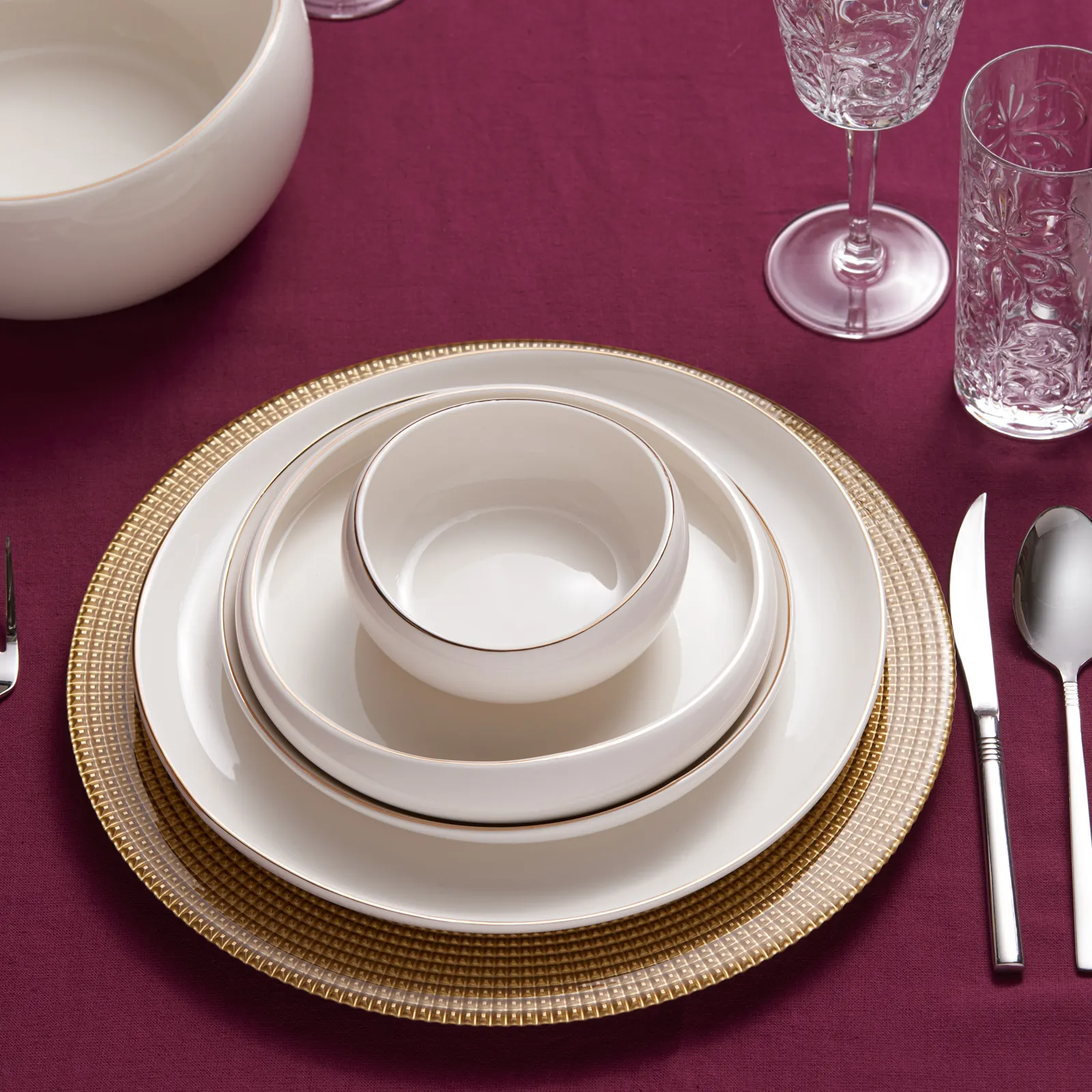Karaca Red Carpet Collection Streamline Hole Gold - 59-delig porseleinen servies voor 12 personen - Image 17