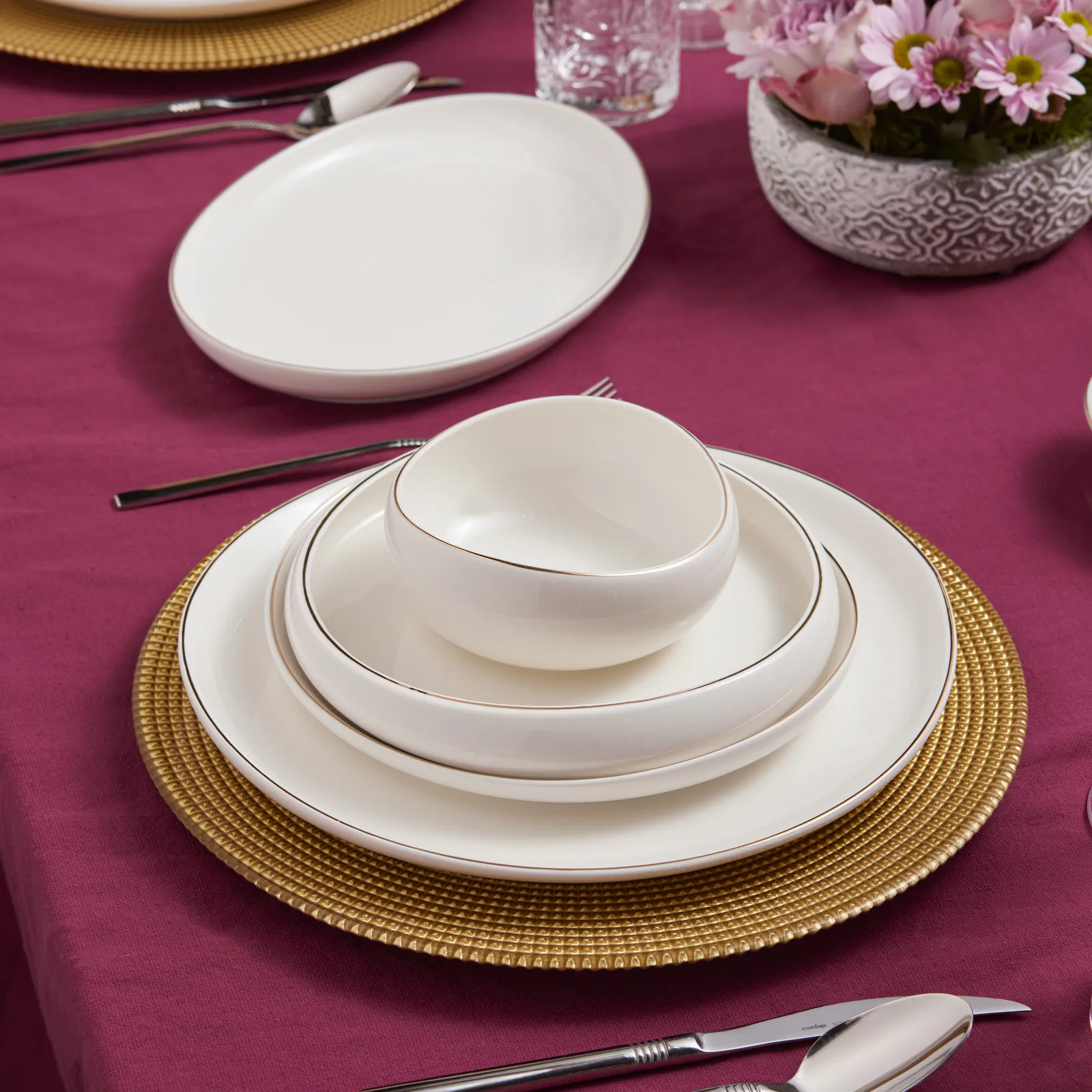 Karaca Red Carpet Collection Streamline Hole Gold - 59-delig porseleinen servies voor 12 personen - Image 19