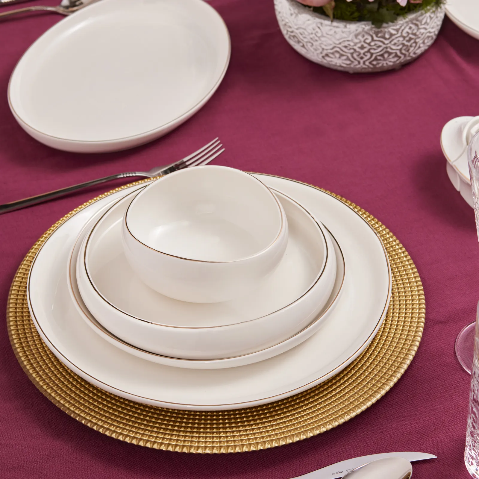 Karaca Red Carpet Collection Streamline Hole Gold - 59-delig porseleinen servies voor 12 personen - Image 20