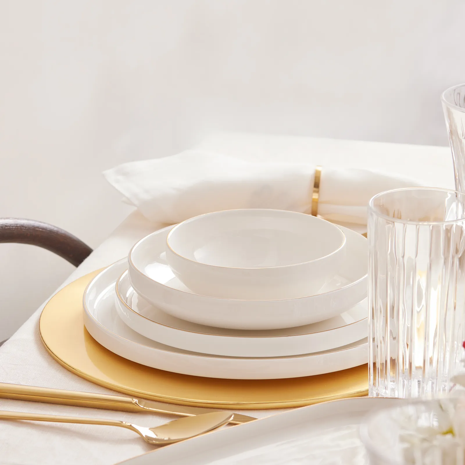 Karaca Red Carpet Collection Streamline New Saturn Gold - 59-delig porseleinen servies voor 12 personen - Image 7