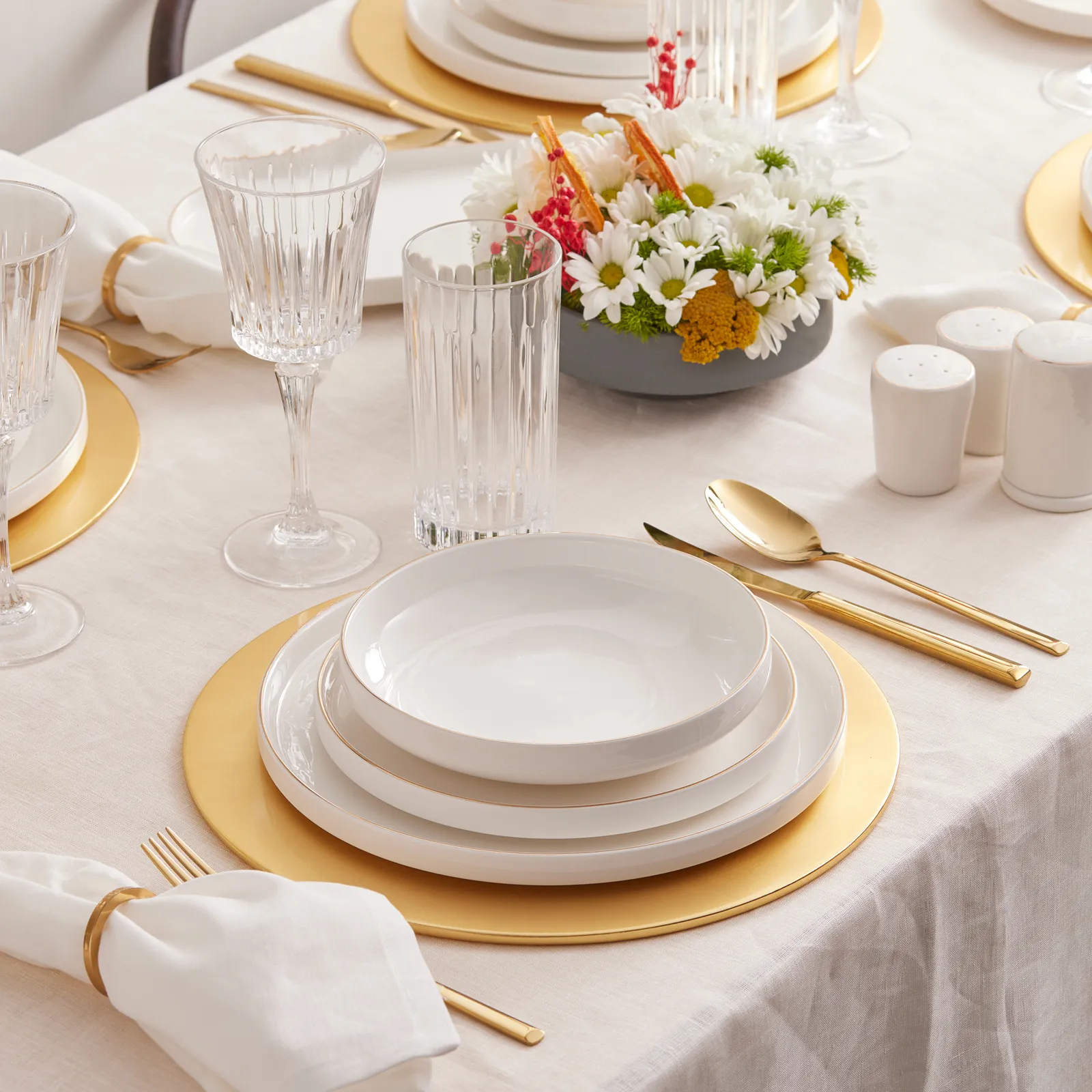 Karaca Red Carpet Collection Streamline New Saturn Gold - 59-delig porseleinen servies voor 12 personen - Image 9