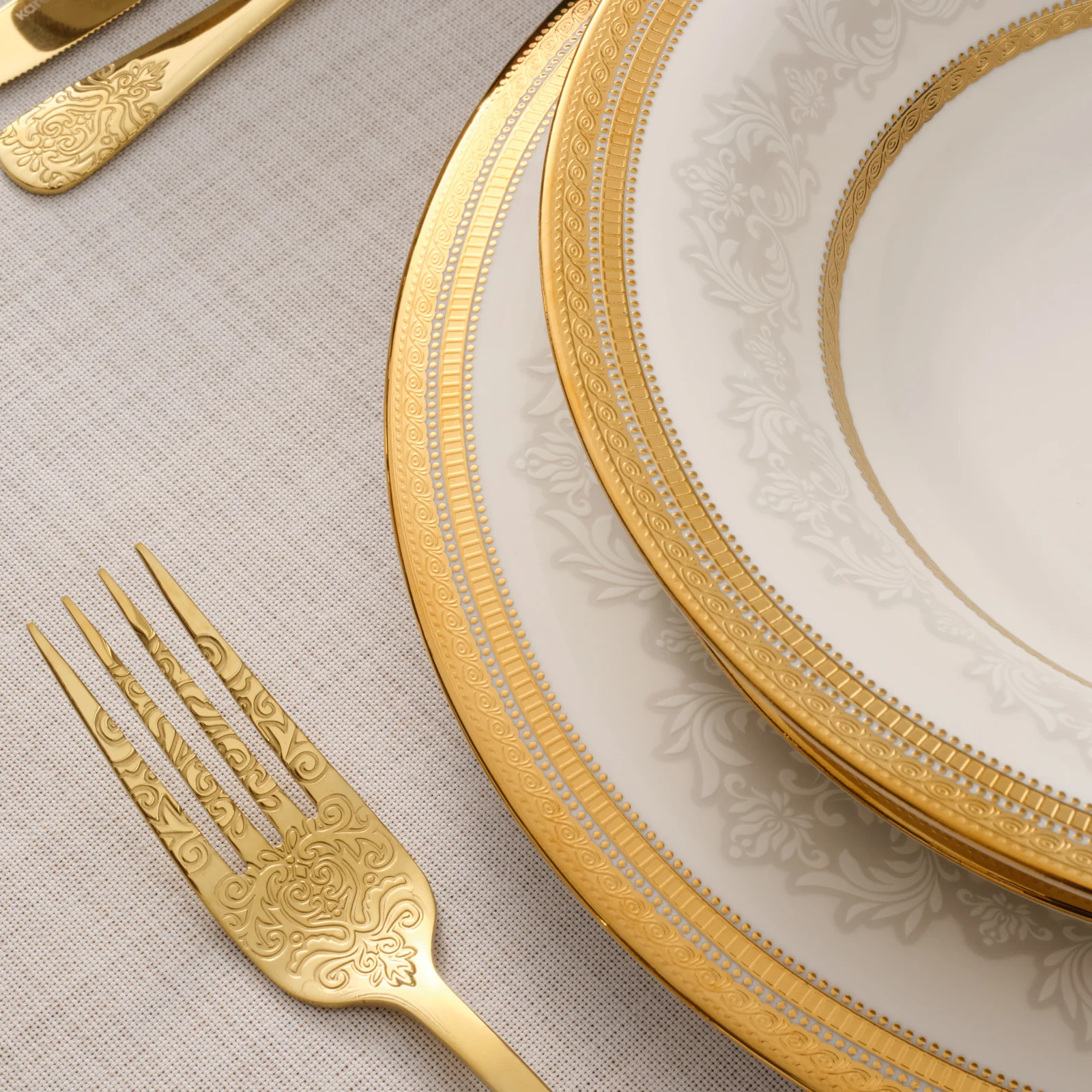 Karaca Royal Bone China Charlotte 55-delige Dinnerset voor 12 Personen, Goud - Image 10