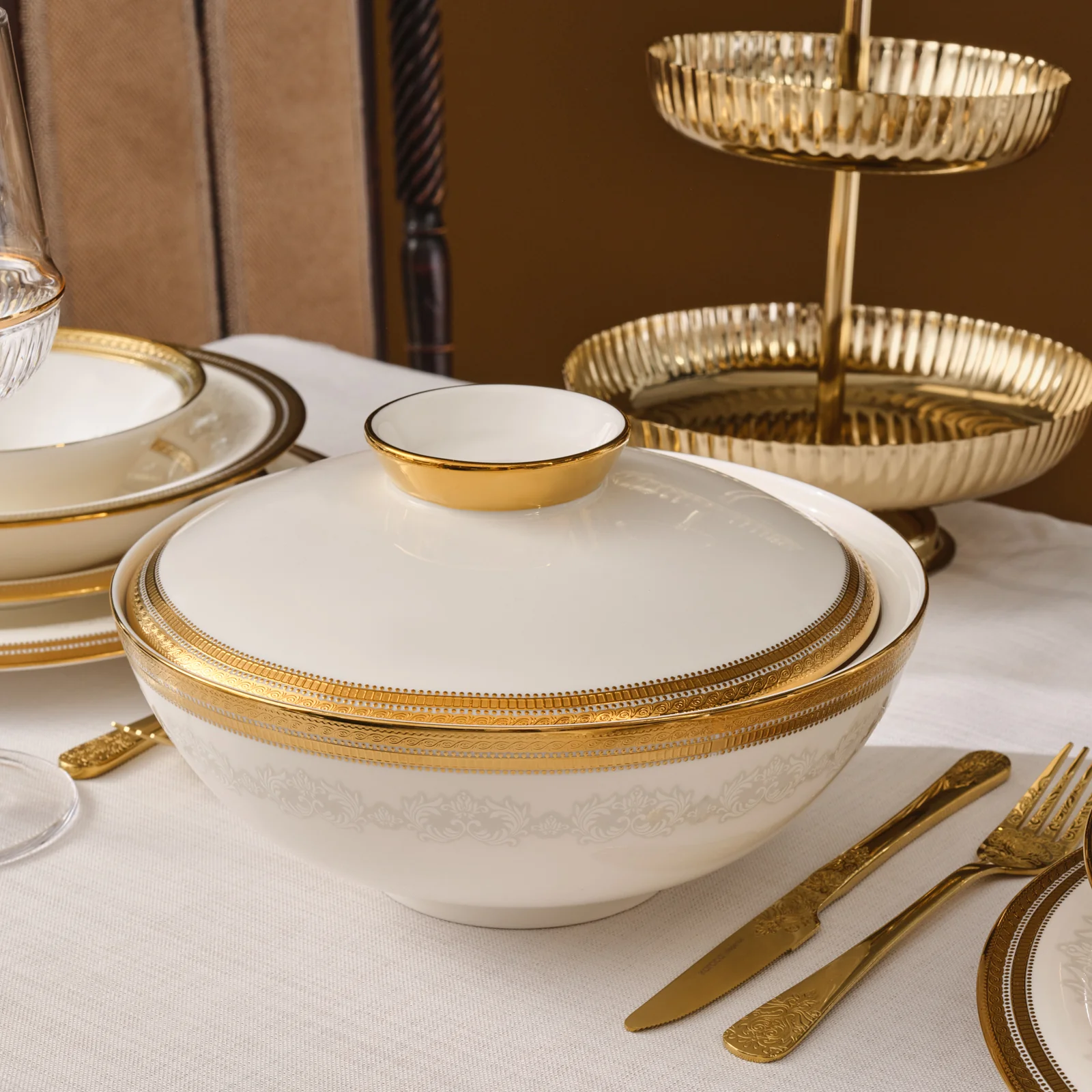 Karaca Royal Bone China Charlotte 55-delige Dinnerset voor 12 Personen, Goud - Image 13
