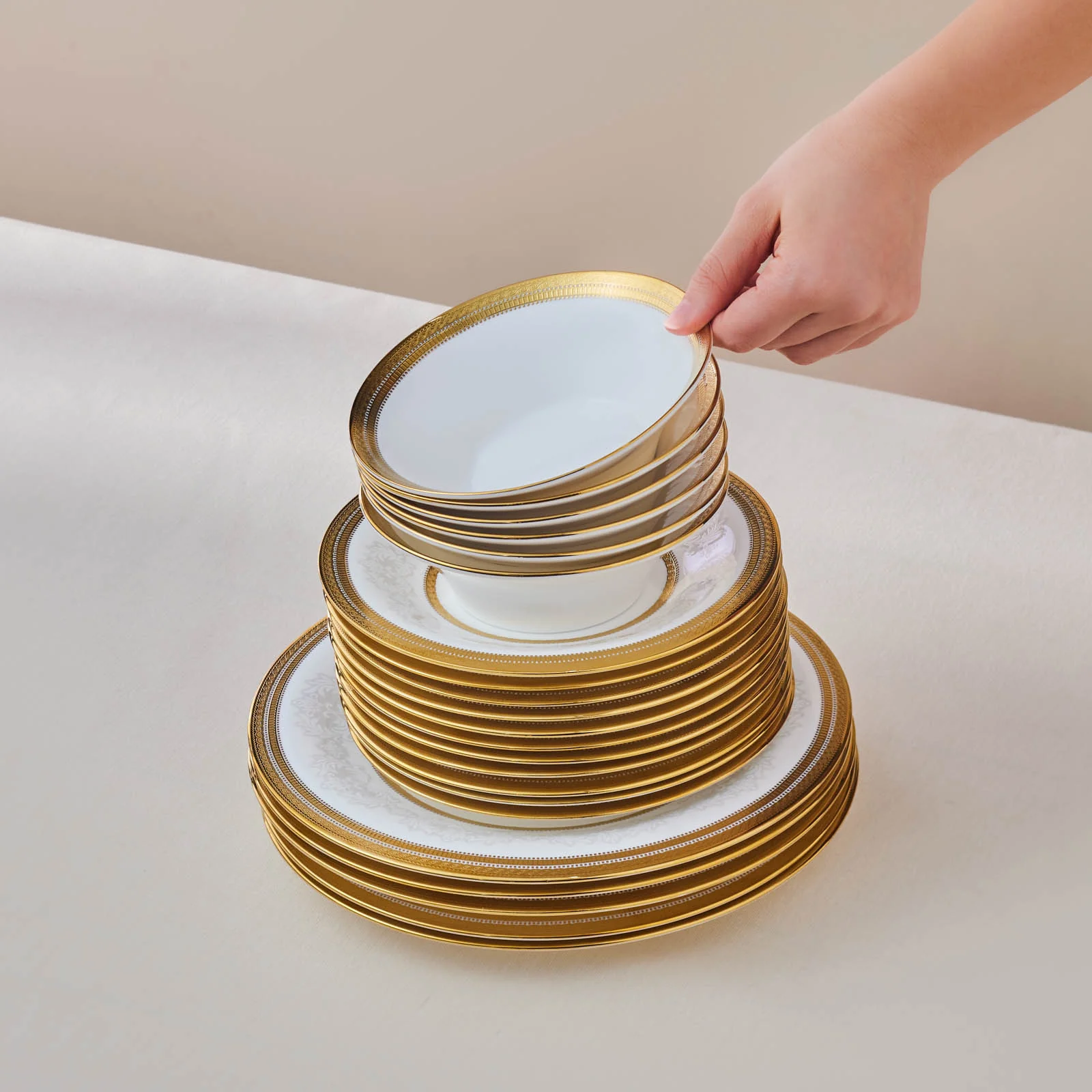 Karaca Royal Bone China Charlotte 55-delige Dinnerset voor 12 Personen, Goud - Image 14
