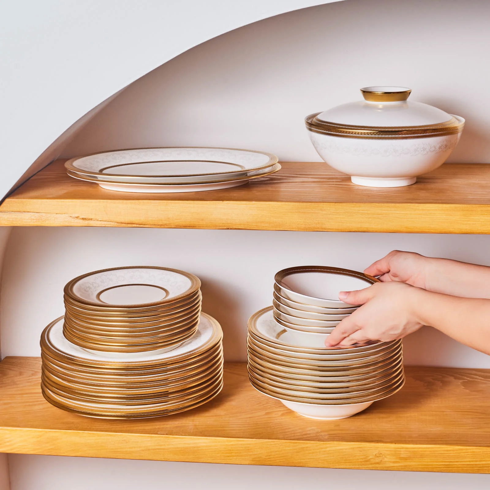 Karaca Royal Bone China Charlotte 55-delige Dinnerset voor 12 Personen, Goud - Image 15
