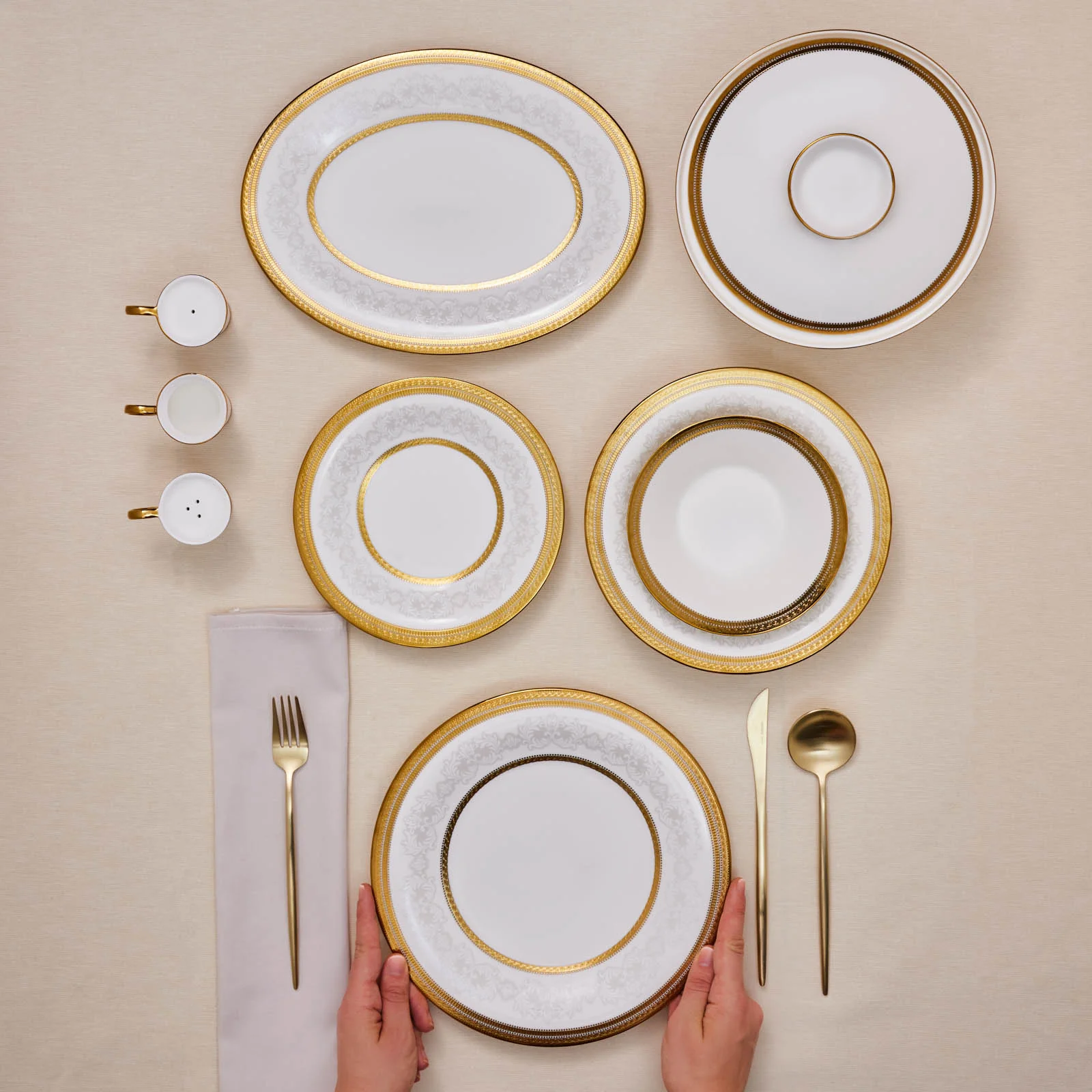 Karaca Royal Bone China Charlotte 55-delige Dinnerset voor 12 Personen, Goud - Image 3