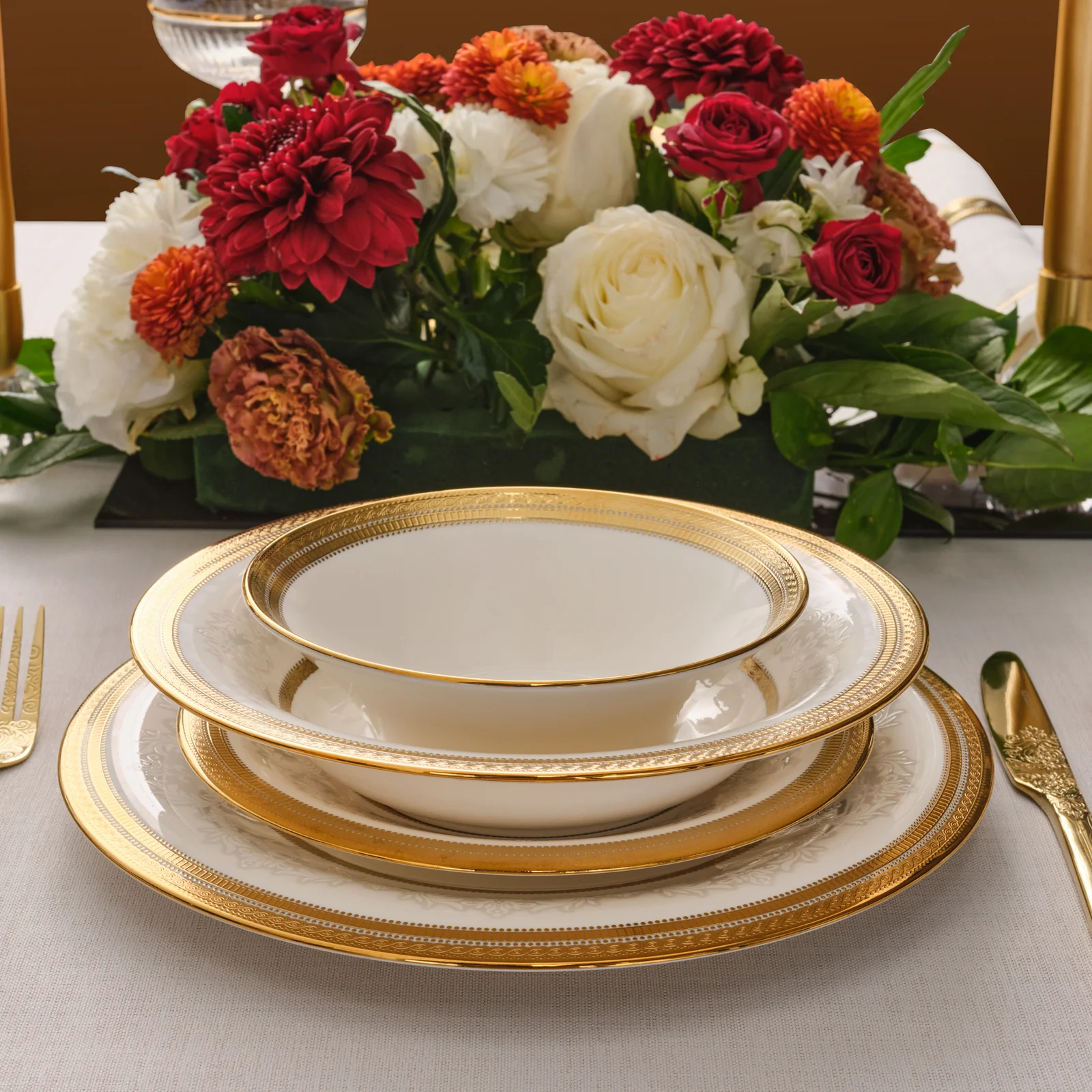 Karaca Royal Bone China Charlotte 55-delige Dinnerset voor 12 Personen, Goud - Image 5