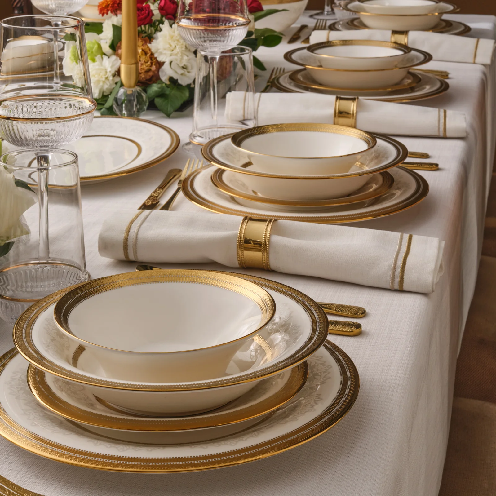 Karaca Royal Bone China Charlotte 55-delige Dinnerset voor 12 Personen, Goud - Image 6