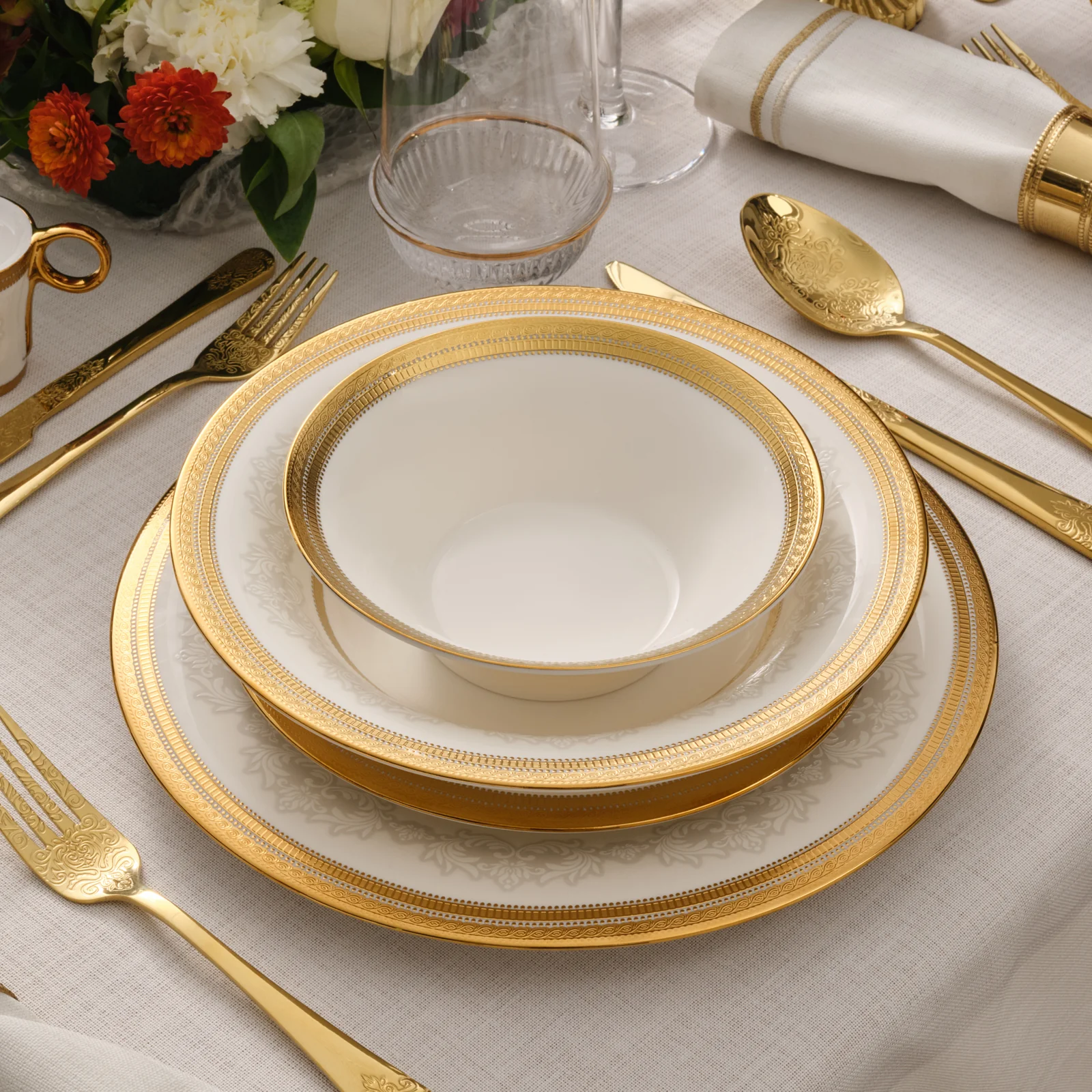 Karaca Royal Bone China Charlotte 55-delige Dinnerset voor 12 Personen, Goud - Image 7