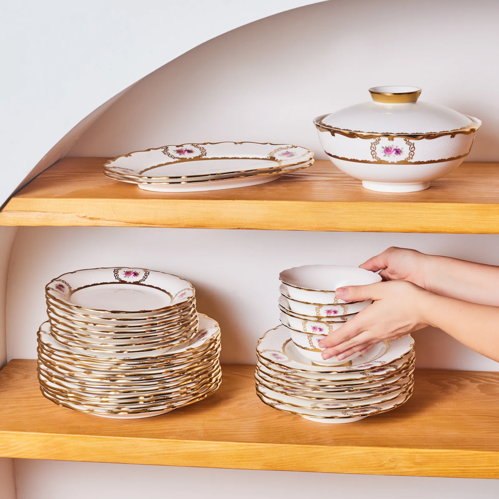Karaca Royal Bone China Elizabeth 55-delige Dinnerset voor 12 Personen, Goud - Image 5