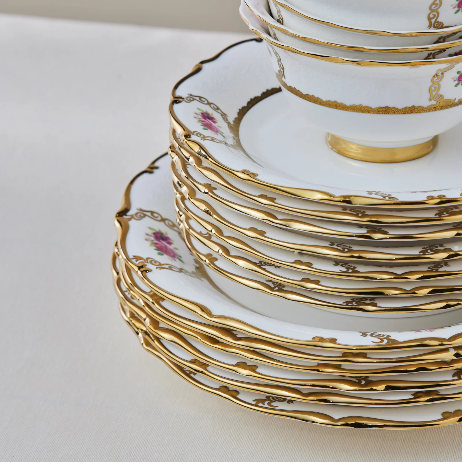 Karaca Royal Bone China Elizabeth 55-delige Dinnerset voor 12 Personen, Goud - Image 6