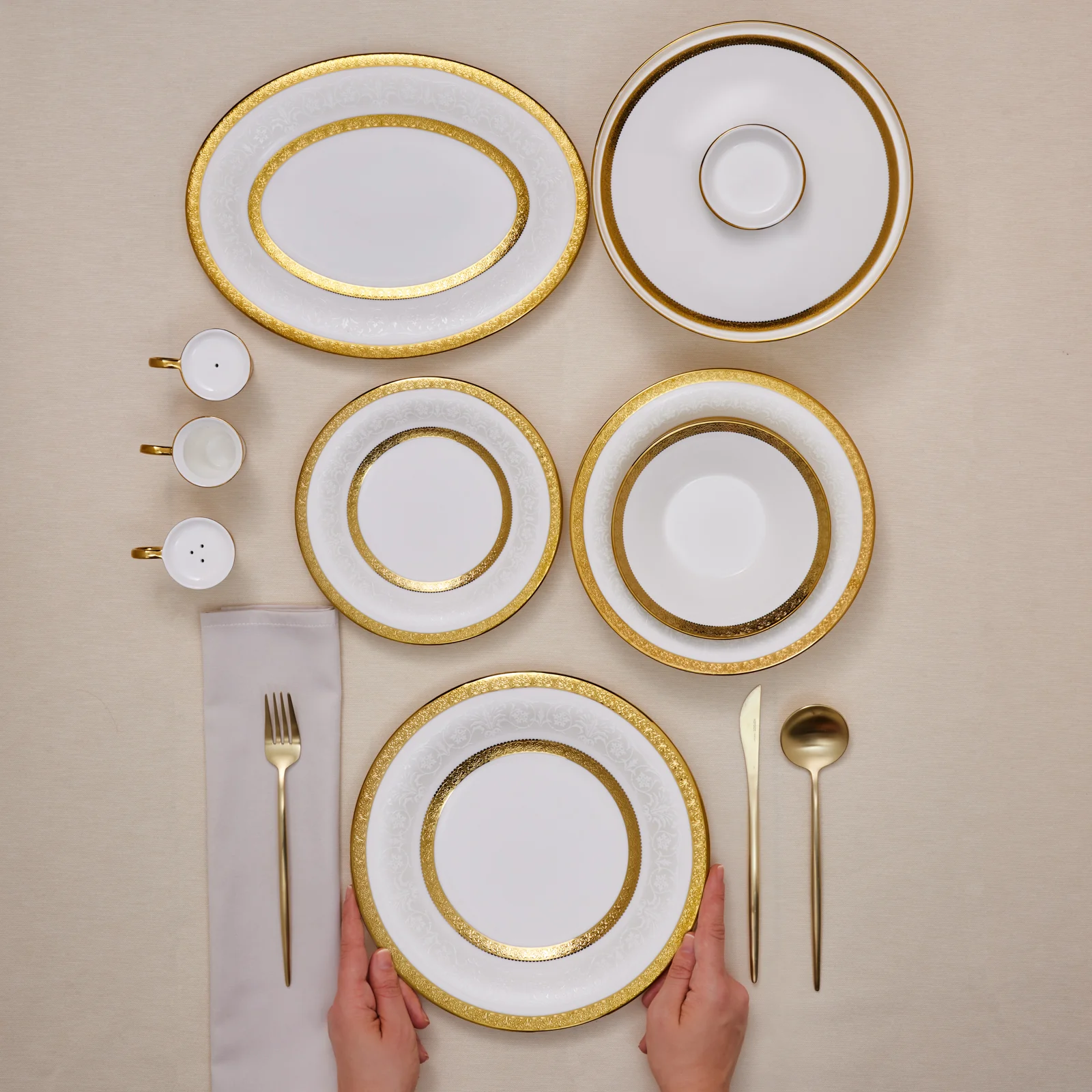 Karaca Royal Bone China Victoria 55-delige Dinnerset voor 12 Personen, Goud - Image 3