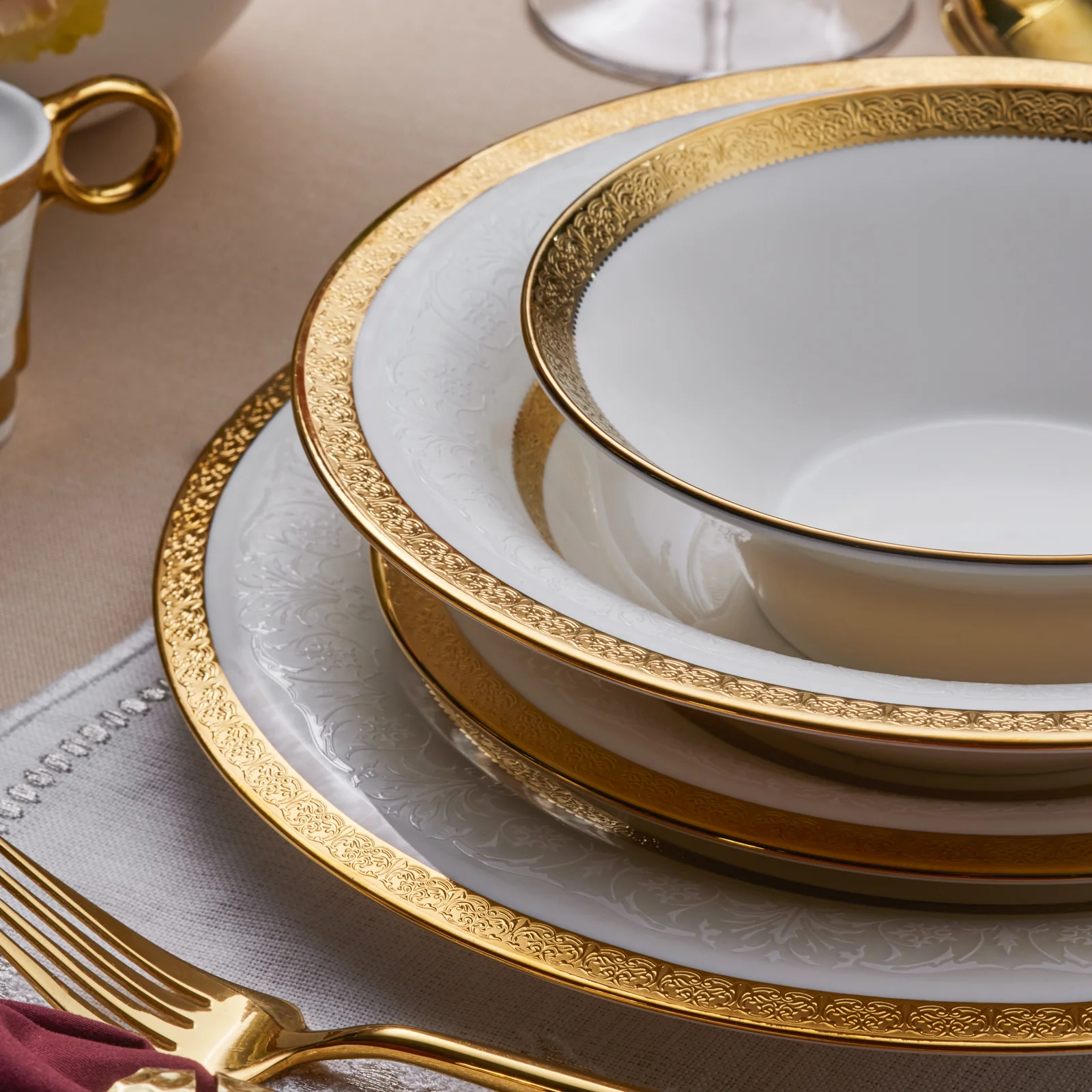 Karaca Royal Bone China Victoria 55-delige Dinnerset voor 12 Personen, Goud - Image 5