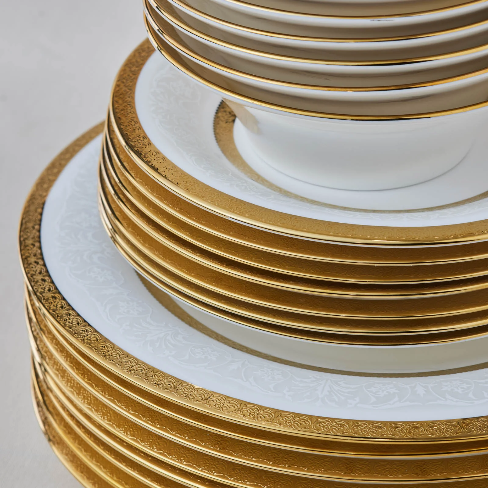 Karaca Royal Bone China Victoria 55-delige Dinnerset voor 12 Personen, Goud - Image 6