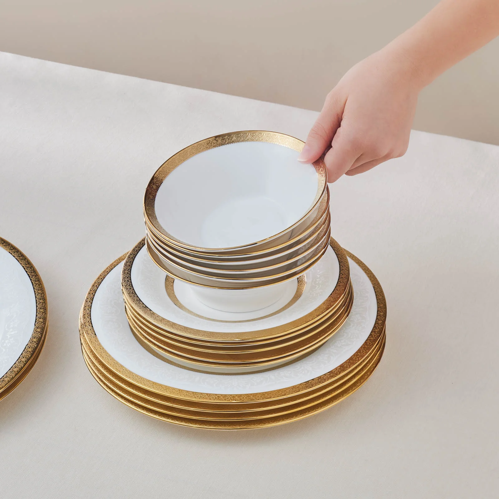 Karaca Royal Bone China Victoria 55-delige Dinnerset voor 12 Personen, Goud - Image 7