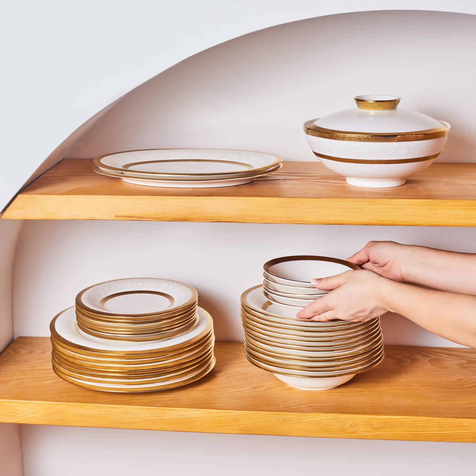 Karaca Royal Bone China Victoria 55-delige Dinnerset voor 12 Personen, Goud - Image 8