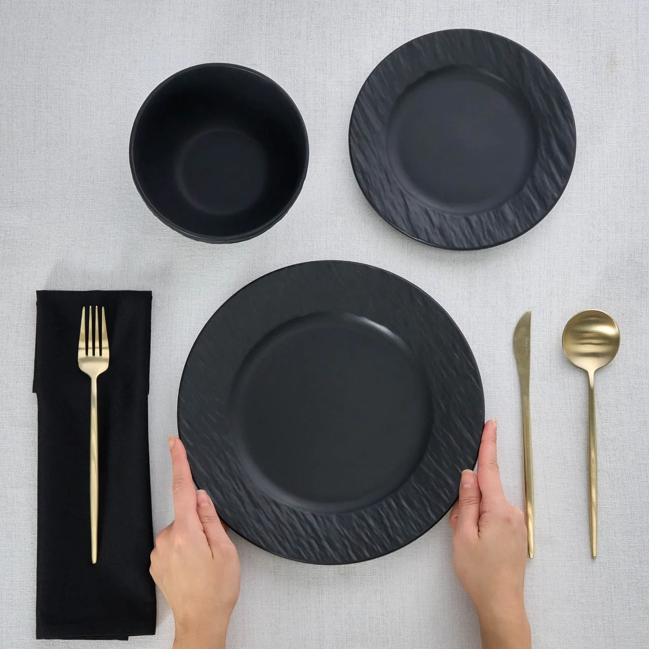 Karaca Solem Embossed - 18-delig Servies van Steengoed voor 6 Personen, Zwart - Image 4