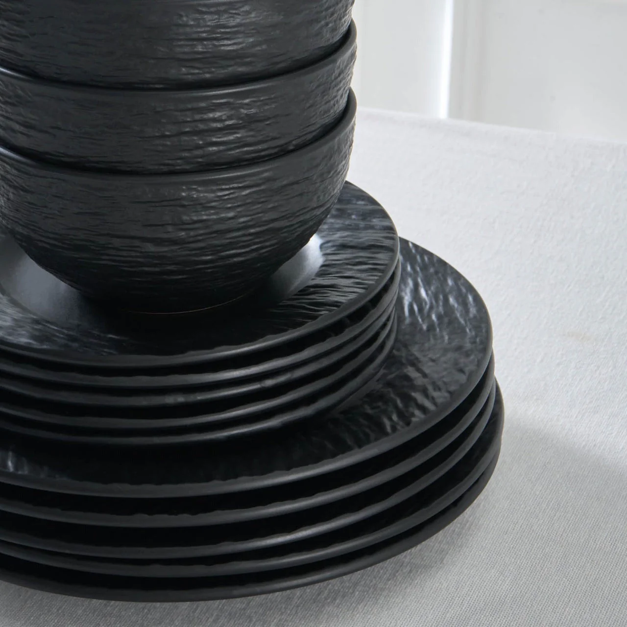 Karaca Solem Embossed - 18-delig Servies van Steengoed voor 6 Personen, Zwart - Image 5