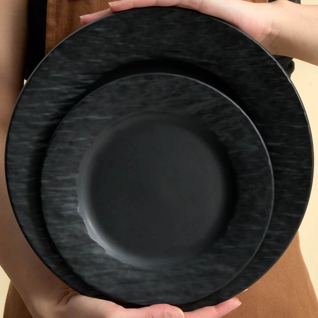 Karaca Solem Embossed - 18-delig Servies van Steengoed voor 6 Personen, Zwart - Image 7