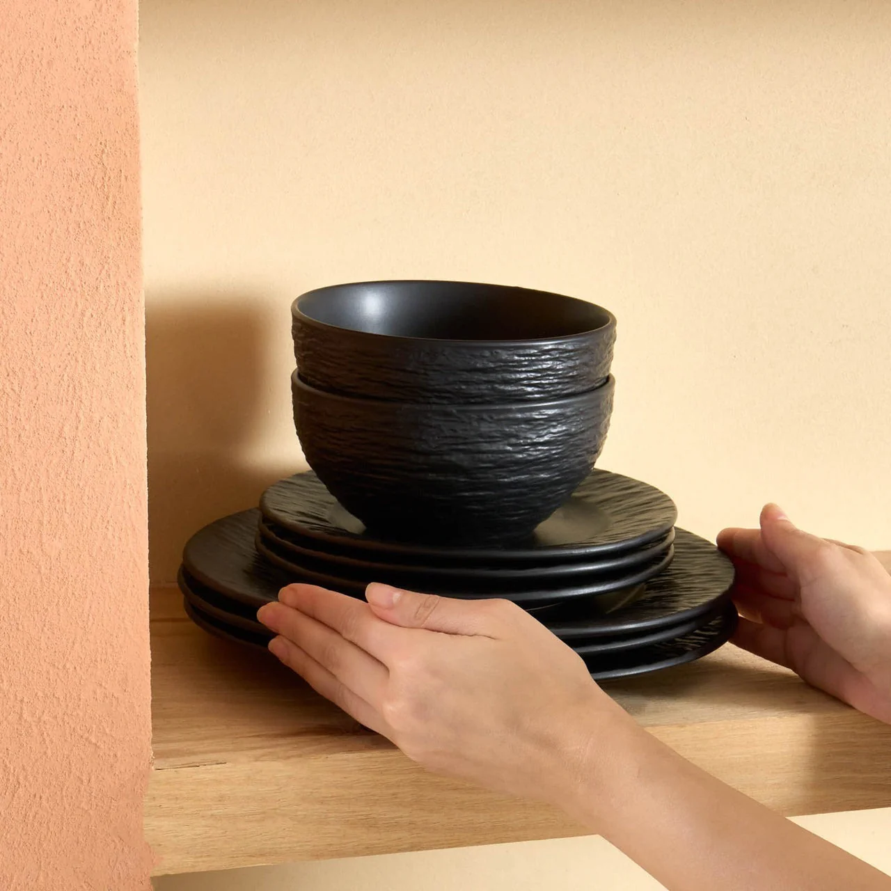 Karaca Solem Embossed - 18-delig Servies van Steengoed voor 6 Personen, Zwart - Image 8