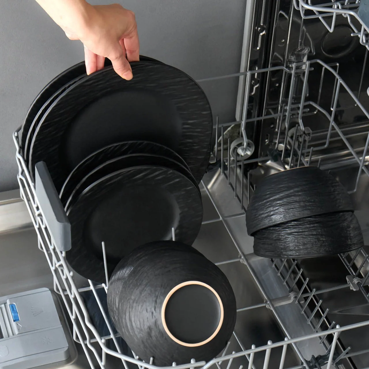 Karaca Solem Embossed - 18-delig Servies van Steengoed voor 6 Personen, Zwart - Image 9