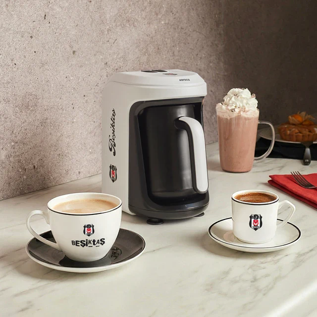 Karaca x Beşiktaş Gelicentieerde Hatır Hüps Turkse Koffiemachine met Melkfunctie en Clublied
