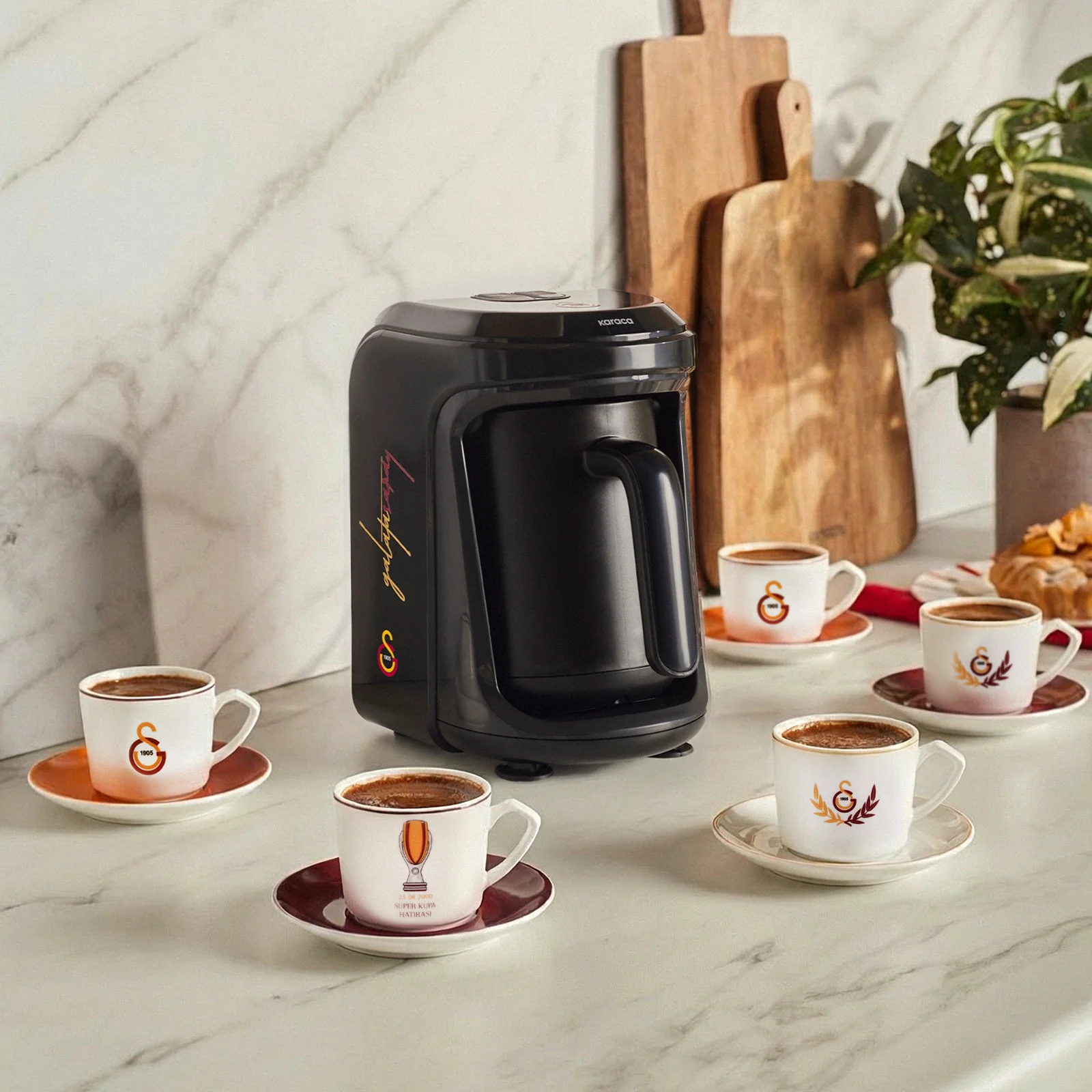 Karaca x Galatasaray Gelicentieerde Hatır Hüps Turkse Koffiemachine met Melkfunctie en Clublied