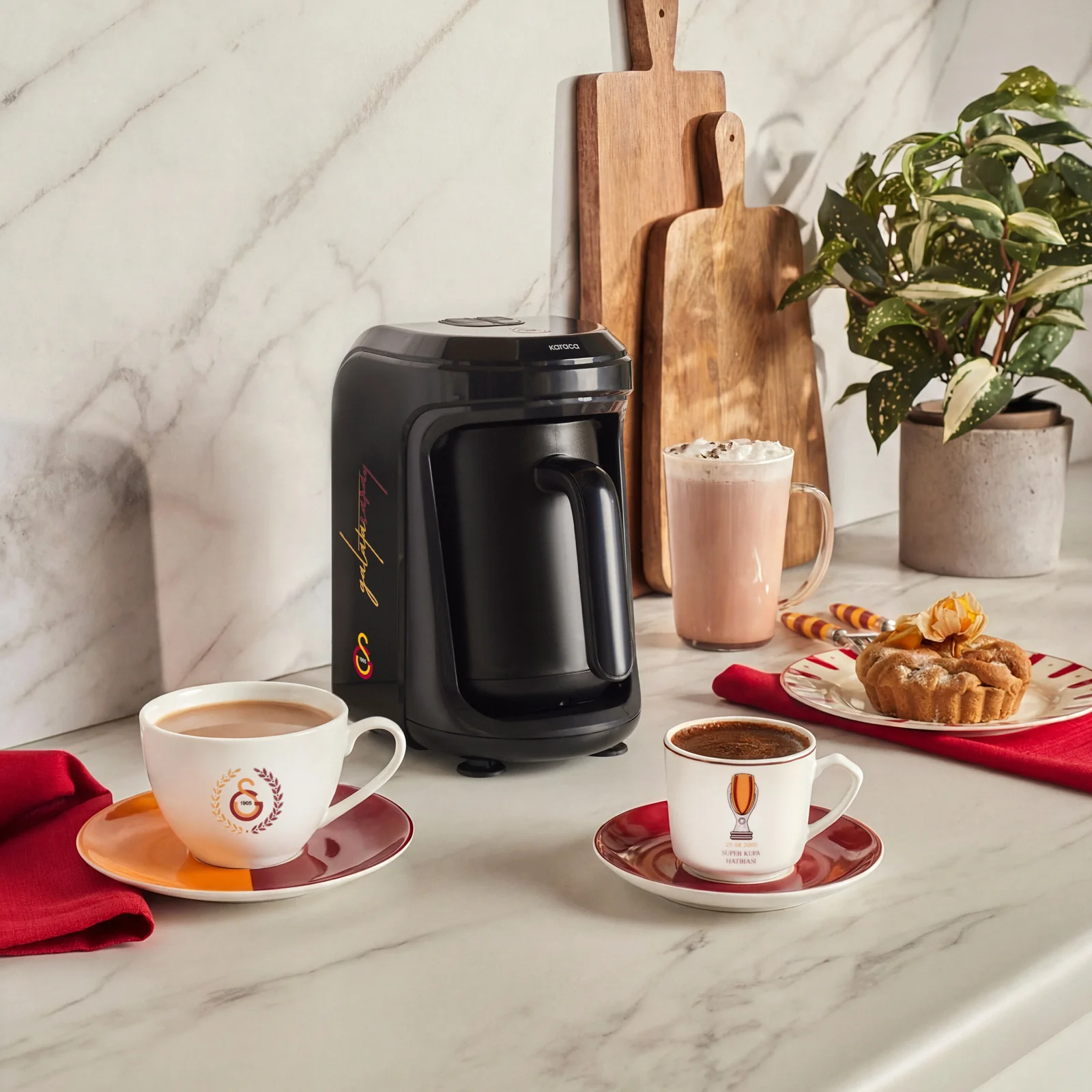 Karaca x Galatasaray Gelicentieerde Hatır Hüps Turkse Koffiemachine met Melkfunctie en Clublied - Image 2
