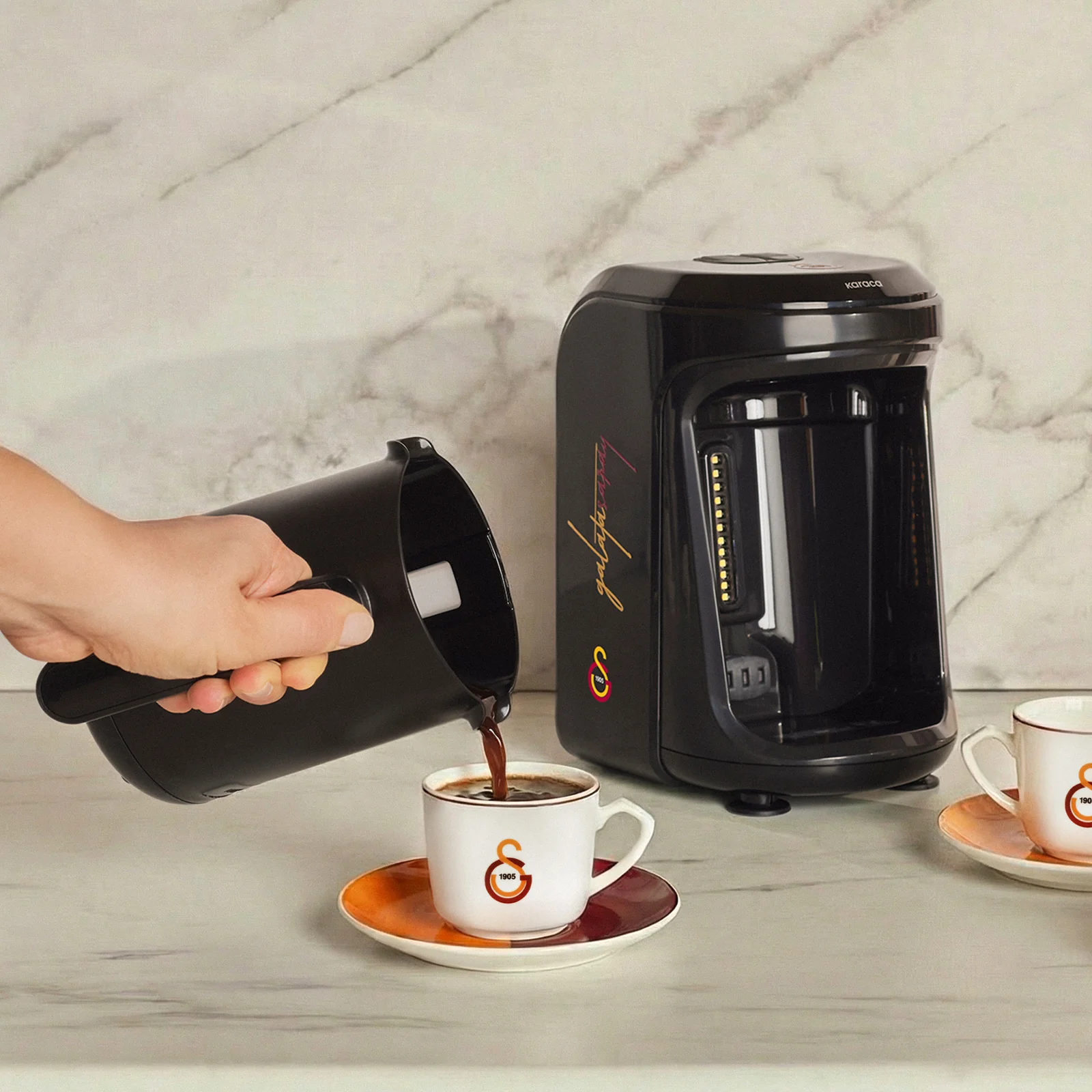 Karaca x Galatasaray Gelicentieerde Hatır Hüps Turkse Koffiemachine met Melkfunctie en Clublied - Image 4